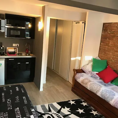 Les Carmes Апартаменты *